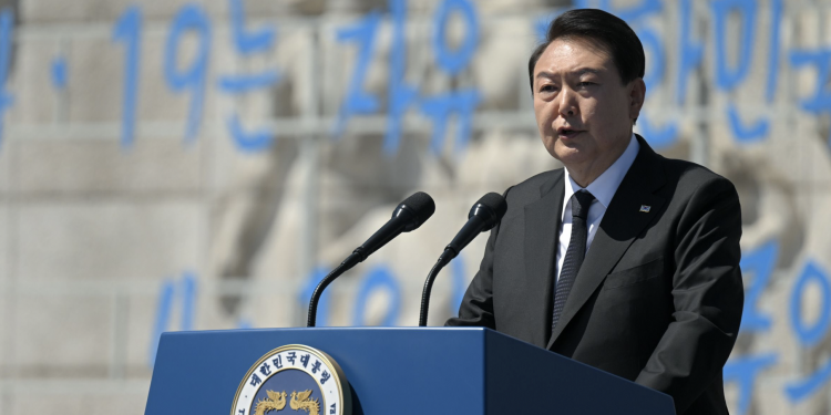 윤 대통령, 로이터와 인터뷰에서 우크라이나에 ‘무기지원 가능성’ 시사