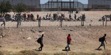 12일부로 폐지된 ‘타이틀 42’ … 텍사스 국경에 몰려드는 이민자들