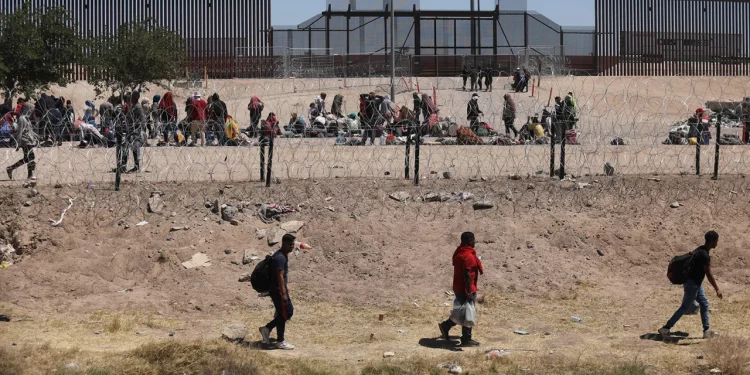 12일부로 폐지된 ‘타이틀 42’ … 텍사스 국경에 몰려드는 이민자들