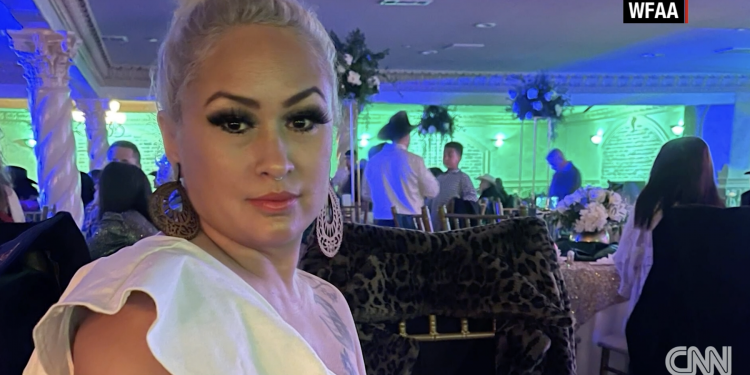 도로에서 날아든 총탄에 맞아 사망한 달라스 여성