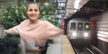 뉴욕에서 움직이는 지하철에 여성머리 밀친 ‘묻지마 범죄’