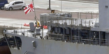 일본 함정, 욱일기 일종인 자위함기 게양하고 부산 입항