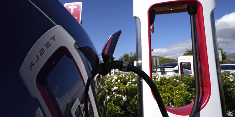 텍사스, 전기자동차 충전소에 테슬라 커넥터 설치 의무