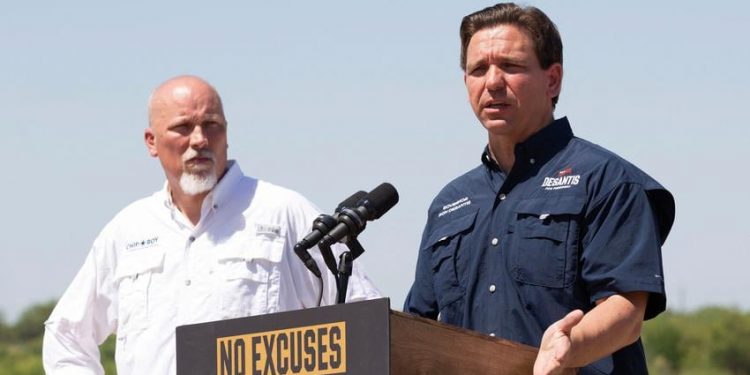 텍사스 방문한 론 드샌티스 “출생시민권 폐지할 것”