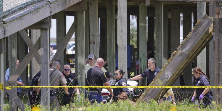 여름캠프 참석한 10대들, 나무다리 붕괴로 20명 부상