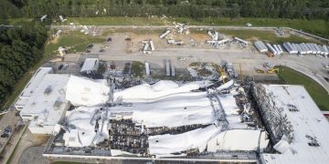 토네이도에 화이자 공장 무너지고 찢겨져 내려