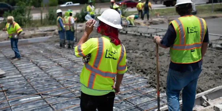 텍사스 주지사, 폭염속 야외노동자들 물마실 시간도 금지