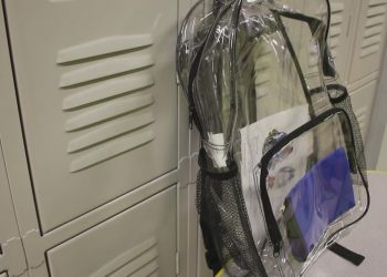 개학 첫날, 가방에 권총 담고 등교한 고등학생 … “투명가방 정책 덕에 빠른 발견”