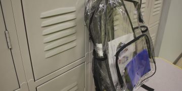 개학 첫날, 가방에 권총 담고 등교한 고등학생 … “투명가방 정책 덕에 빠른 발견”