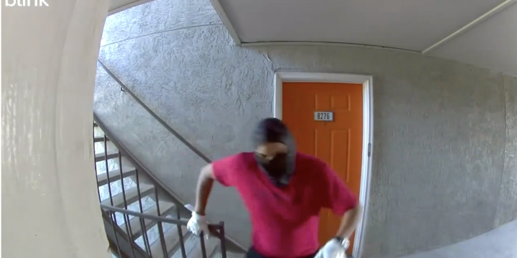 아파트 직원 위장 강도 , ‘주인 총격에 줄행랑’