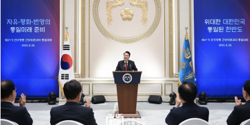 [데스크칼럼] “한반도 평화”는 안드로메다로!