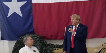 텍사스주지사, 트럼프 전대통령 지지 … “국경지킬 대통령 필요”