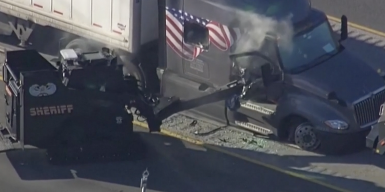 휴스턴에서 경찰차와 트레일러 트럭 고속도로 추격전