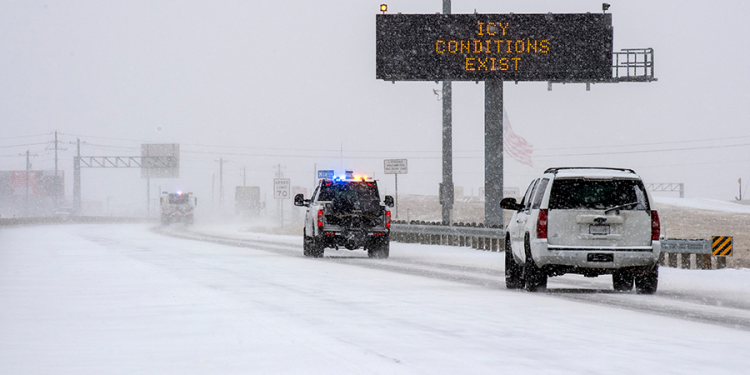 달라스, 도로결빙 대응 새로운 전략 수립 … “모래뿌리기는 이제 그만”