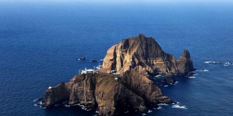 독도 건드린 한국 국방부 … 국방부 교재 파문