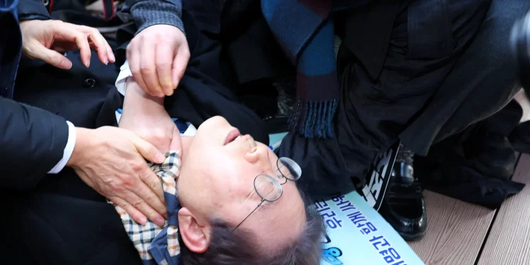 로이터, 뉴욕타임즈 등 미국언론도 ‘야당 지도자 피습’ 긴급 타전