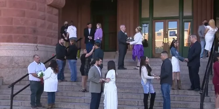 샌안토니오 법원  “발렌타인데이에 결혼하면 무료”