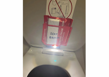 아메리칸 항공 승무원, 기내 화장실에 몰카 설치