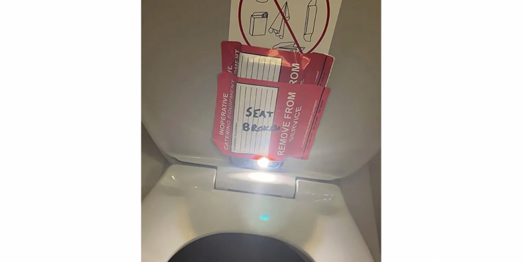 아메리칸 항공 승무원, 기내 화장실에 몰카 설치