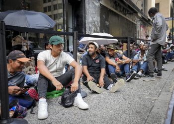 뉴욕시, 이민자 호송한 텍사스 17개 버스회사 고소