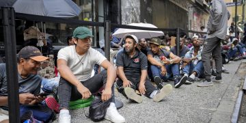 뉴욕시, 이민자 호송한 텍사스 17개 버스회사 고소