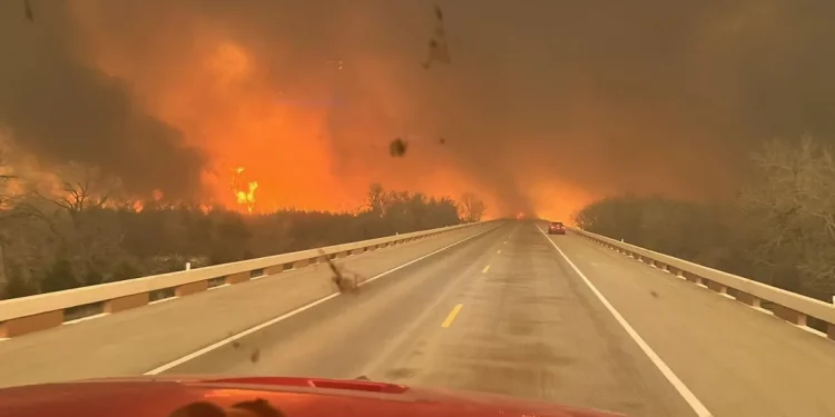 텍사스 북부 산불… “통제 불가할 정도”