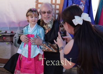 [사진뉴스] 휴스턴 예술의 중심지를 사로잡은 ‘한복’ … “한복은 예술작품”