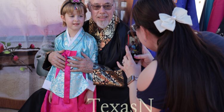 [사진뉴스] 휴스턴 예술의 중심지를 사로잡은 ‘한복’ … “한복은 예술작품”