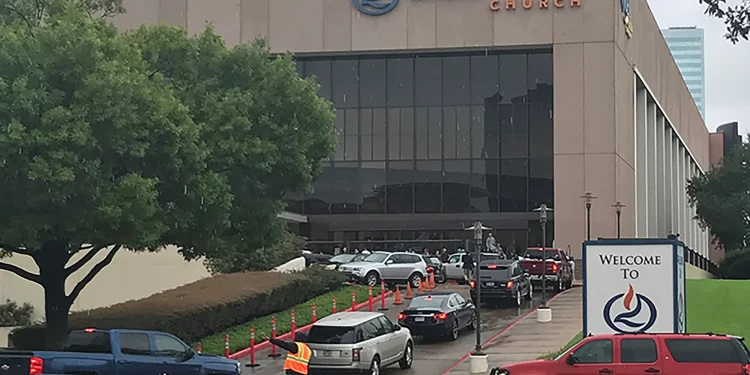 조엘 오스틴 목사의 레이크우드 교회에서 대낮 총격 … 2명 부상, 범인 현장사망