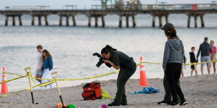 플로리다 해변에서 모래구덩이 파던 7세 여아, 모래 붕괴로 숨져