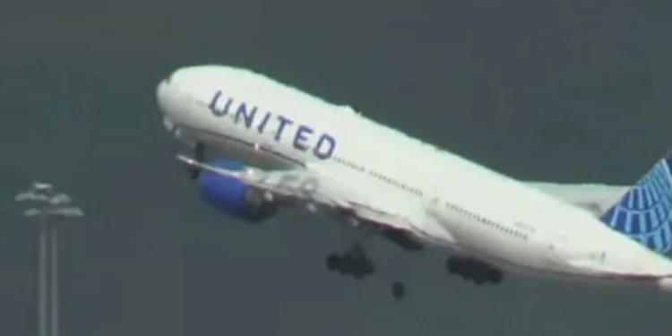 “보잉사 또 사고” .. 유나이티드 항공 비행기 이륙 직후 타이어 1개 떨어져