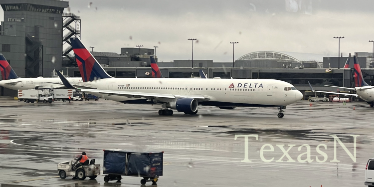 타인 탑승권 몰래 촬영후 비행기 탑승한 남성 체포