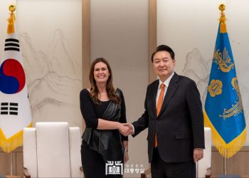 ‘트럼프의 입’ 세라 샌더스 알칸사 주지사 “한국과 파트너십 강화”