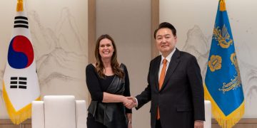 ‘트럼프의 입’ 세라 샌더스 알칸사 주지사 “한국과 파트너십 강화”