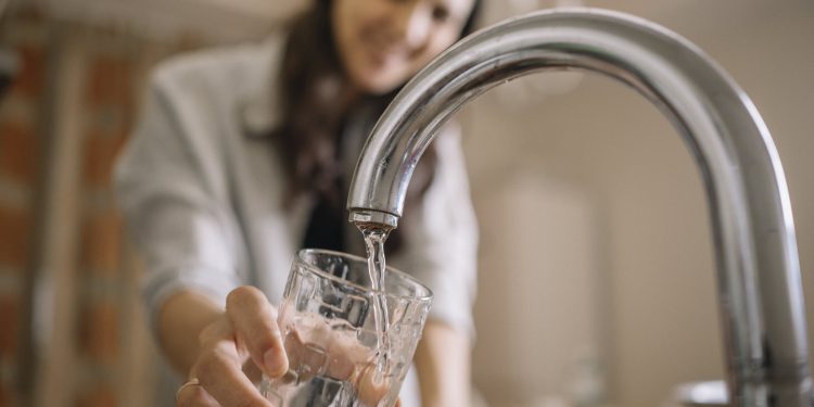 미국정부, 전국 수돗물에 과불화화합물 제한 결정 … “모든 미국인들 혈액에서 검출”