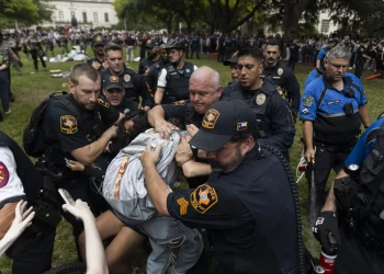 “그레그 에봇 주지사는 수정헌법 1조 집회의 자유 무시”