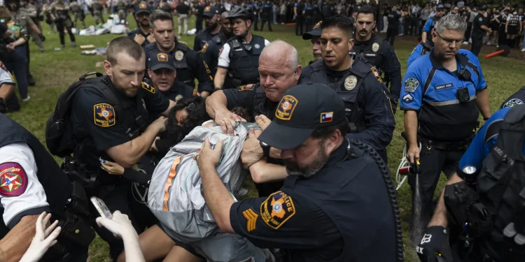 “그레그 에봇 주지사는 수정헌법 1조 집회의 자유 무시”