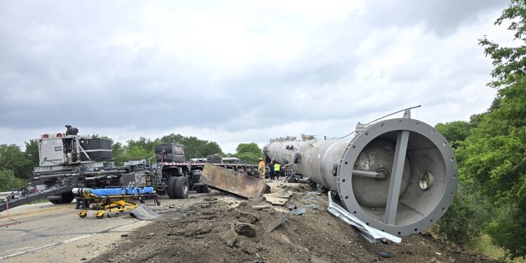 주행중인 트럭에서 35만 파운드 화물 이탈 2명 사망