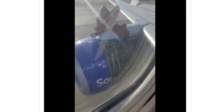 휴스턴 향하던 사우스웨스트 항공, 엔진 커버 ‘너덜너덜’ … “비상착륙”