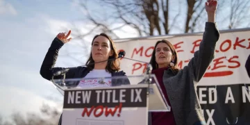 그레그 에봇 텍사스 주지사, 텍사스 소재 대학들 향해 ‘타이틀 IX 변경안’ 무시하라