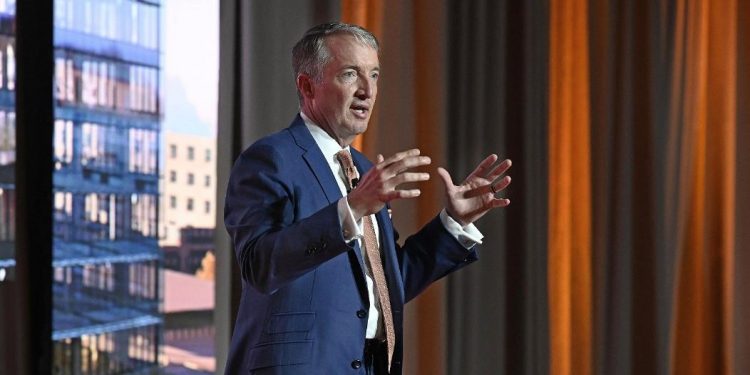 600명 이상 UT오스틴 교직원, 총장 불신임에 서명