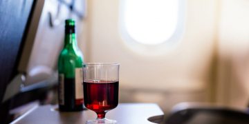 비행기 안에서 마시는 술, 신체에는 어떨까?