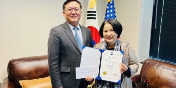 달라스출장소, 재외동포문학상 수상자 박혜자 씨에 상장 전수