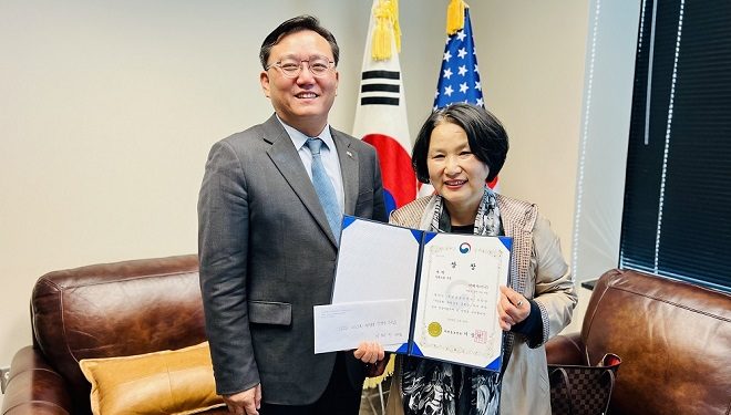 달라스출장소, 재외동포문학상 수상자 박혜자 씨에 상장 전수