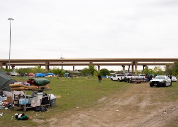 로열레인, I-35 교차로에 노숙자 방지 펜스 설치 12월내 완료