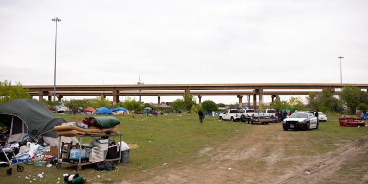 로열레인, I-35 교차로에 노숙자 방지 펜스 설치 12월내 완료