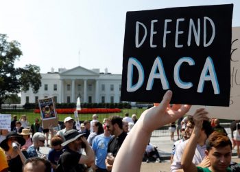 트럼프 당선자 수백만 이민자 추방공언에 ‘DACA’ 수혜자 ‘불안’