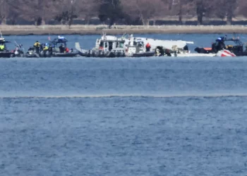 아메리칸 항공 여객기와 미 육군 헬리콥터 충돌… “탑승자 64명 전원 사망한 듯”