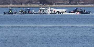 아메리칸 항공 여객기와 미 육군 헬리콥터 충돌… “탑승자 64명 전원 사망한 듯”