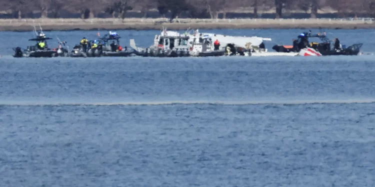 아메리칸 항공 여객기와 미 육군 헬리콥터 충돌… “탑승자 64명 전원 사망한 듯”